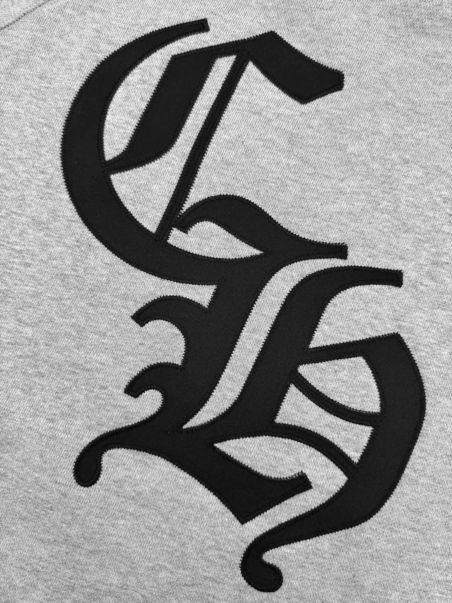 P470 Chrome Hearts Logo Hooded Sweatshirt Customized heavy fortress intertwined air cotton, full of texture, thick and solid, based on high-end ash tones, with a beauty that coexists with vicissitudes of life and elegance. With the Chrome Hearts cross patch embroidery decoration on the chest, it becomes the ultimate interpretation of dark gothic style. Unobtrusive but with an indescribable aura, interpreting the perfect blend of retro and luxury. Process 1: Using imported machine patch embroidery technology, using advanced computer control systems and precision mechanical components to realize the Chrome Hearts logo patch embroidery operation, showing an embroidery effect with both clarity and three-dimensionality. Process 2: The fabrics have been washed and have a better hand feel. Not easy to deform, not easy to shrink, not easy to fade, and maintain long-term beauty. Accessories: Customized 1:1 CH iron plate Customized 1:1 CH trademark Fit: Loose fit Size: S M L XL Style number: CC912